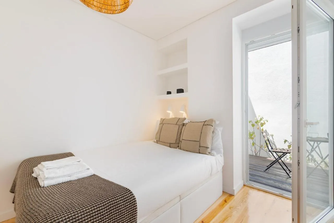 Your Dream Stay: Modern Amenities, Historic Charm Lisboa Apartman